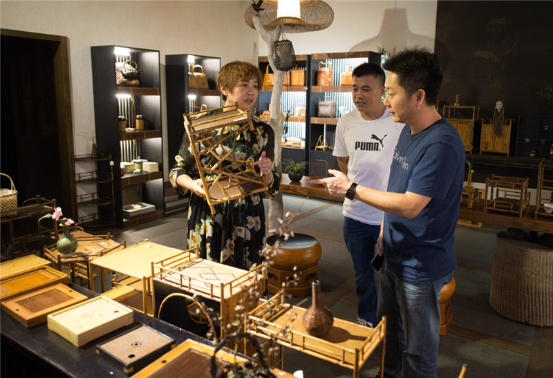 人们在安吉一处竹制品展厅选购产品.jpg