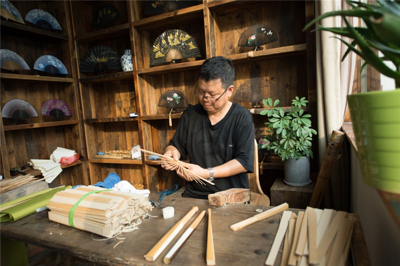 制扇师徐志明在安吉鄣吴镇制作折扇扇骨.jpg